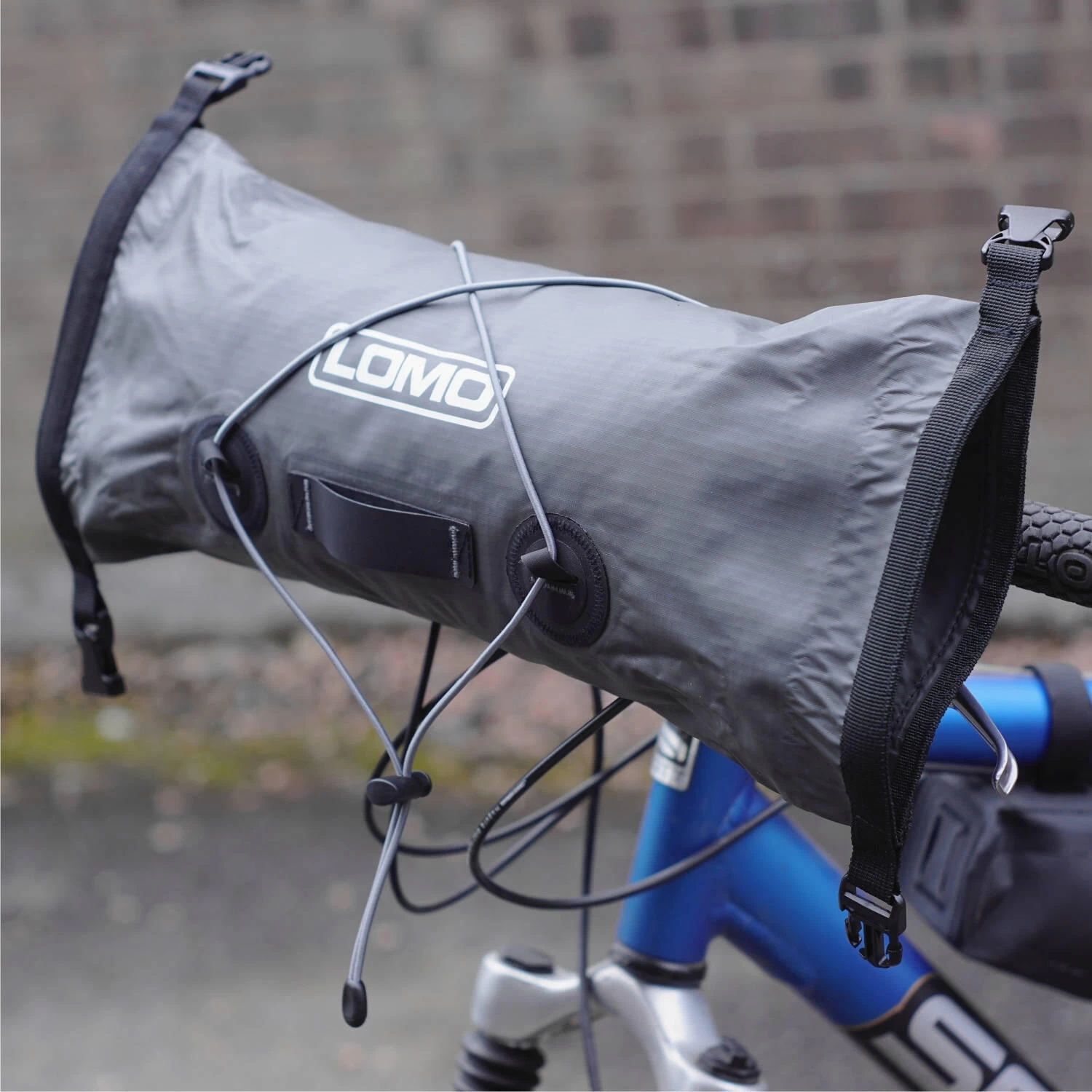 Lomo 3L Bikepacking Handlebar Bag - Image 3